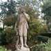 ...scoviamo anche due statue raffiguranti Renzo...
